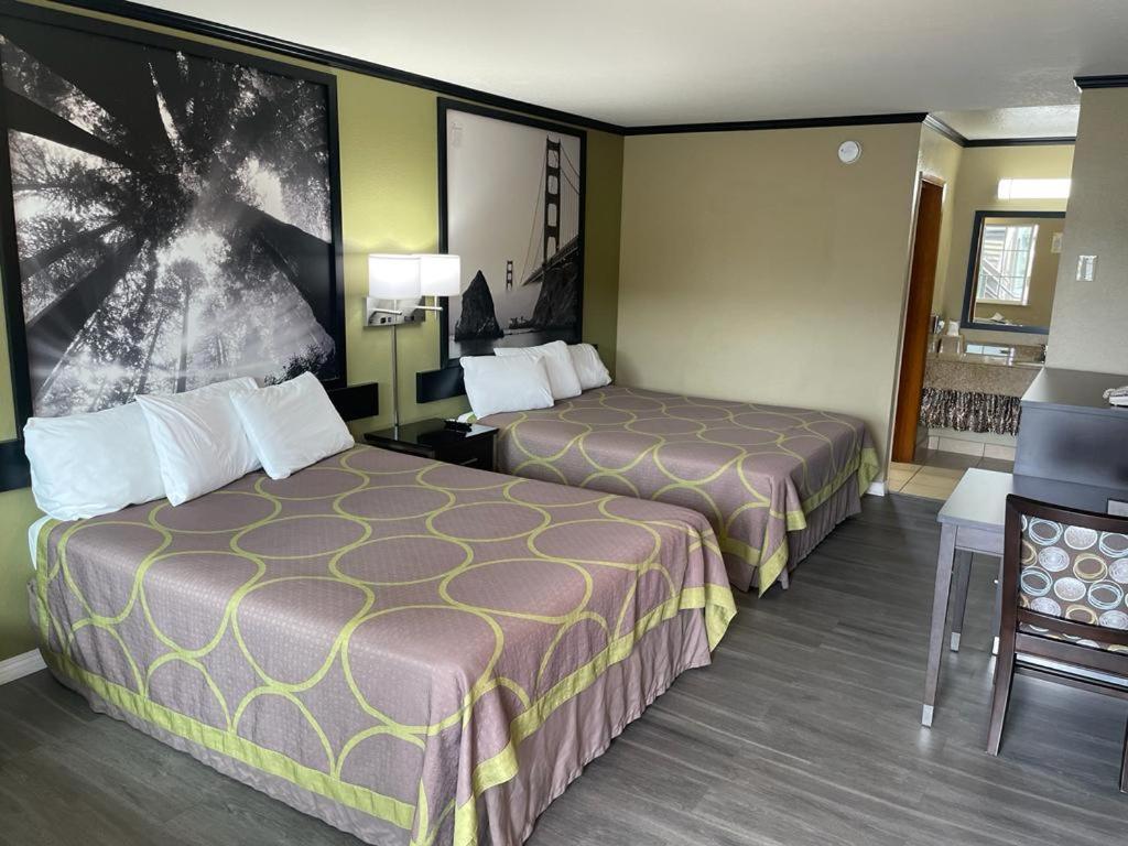 Super 8 By Wyndham Crescent City Bagian luar foto