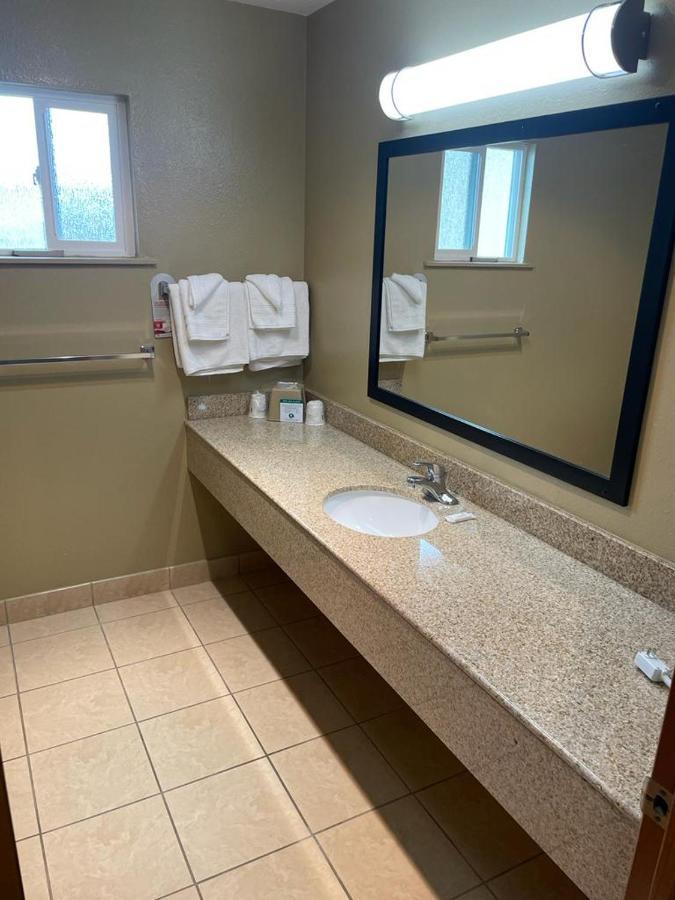 Super 8 By Wyndham Crescent City Bagian luar foto