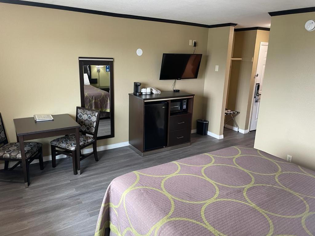 Super 8 By Wyndham Crescent City Bagian luar foto