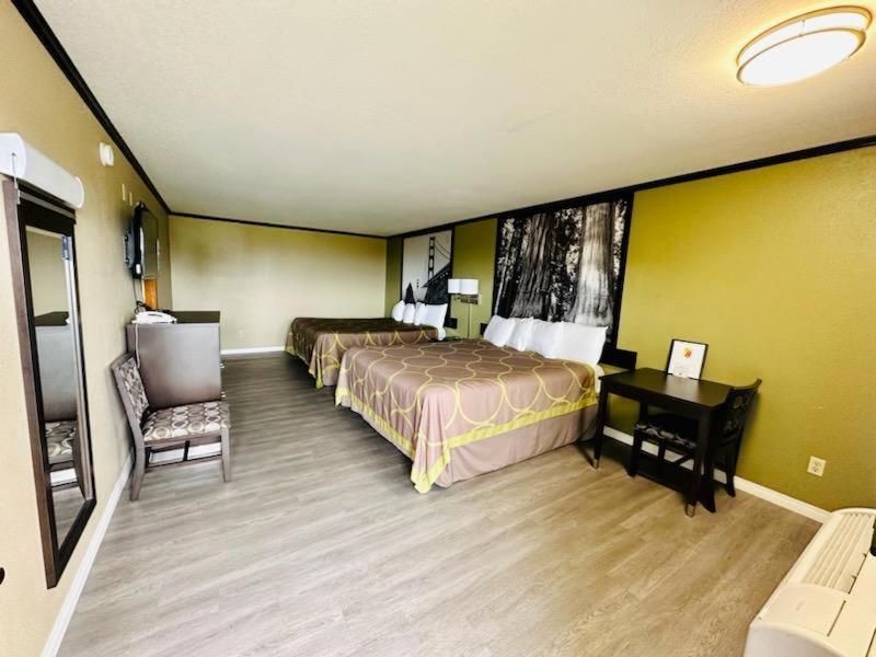 Super 8 By Wyndham Crescent City Bagian luar foto