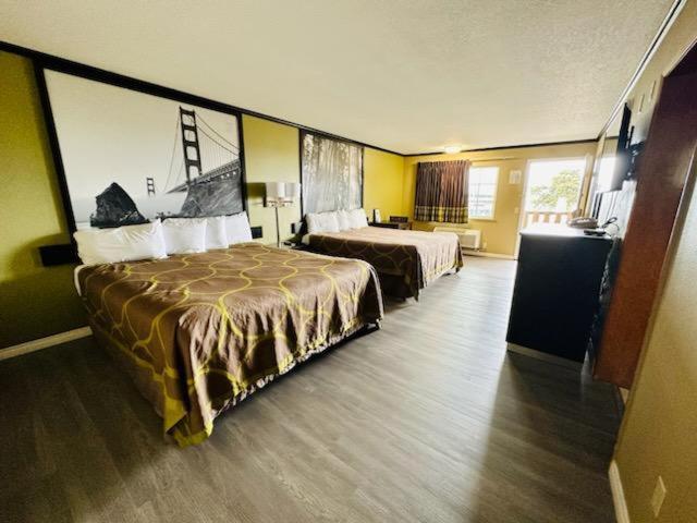 Super 8 By Wyndham Crescent City Bagian luar foto