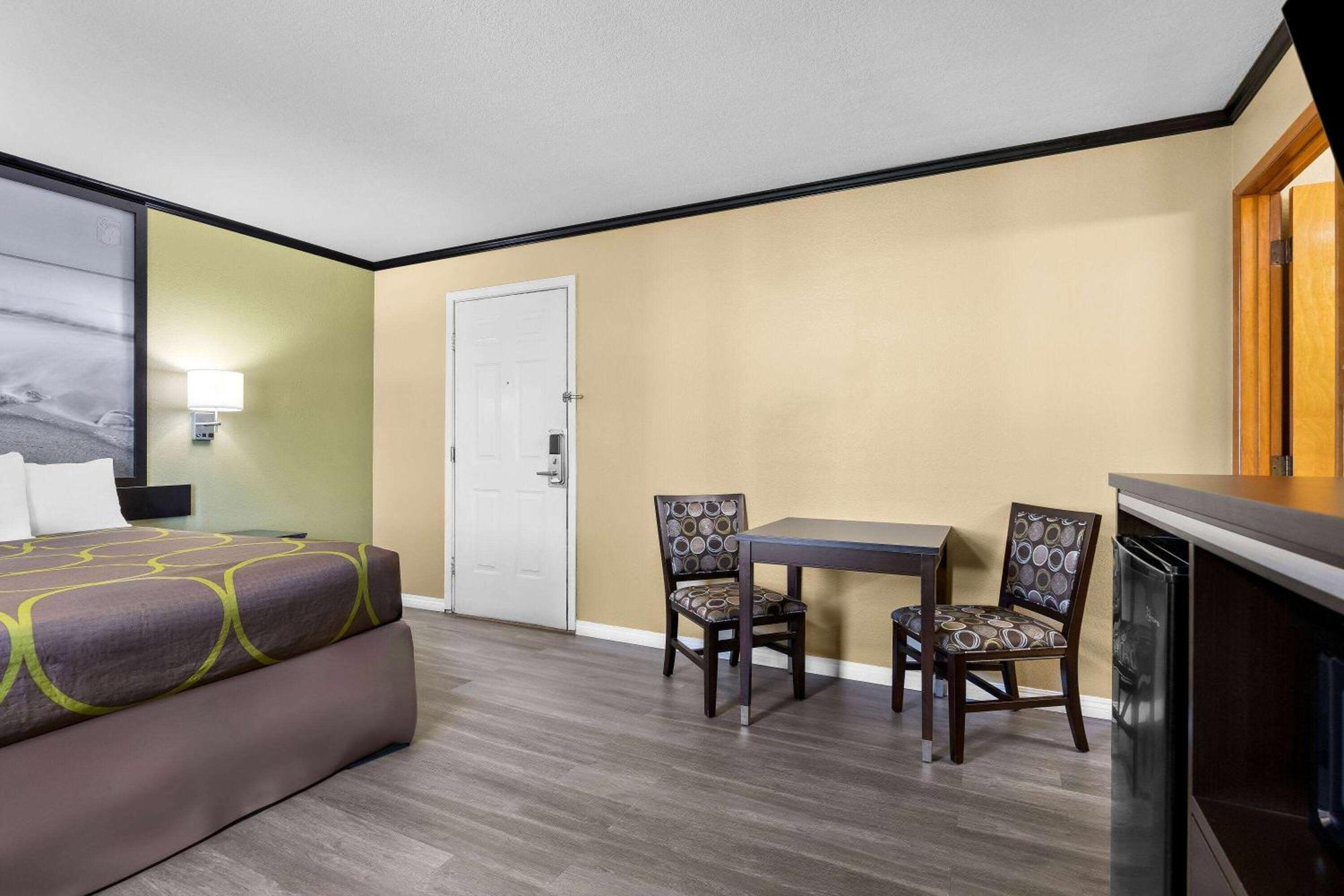 Super 8 By Wyndham Crescent City Bagian luar foto