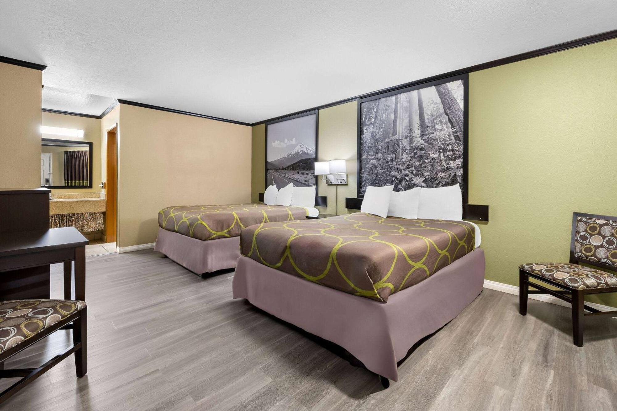 Super 8 By Wyndham Crescent City Bagian luar foto