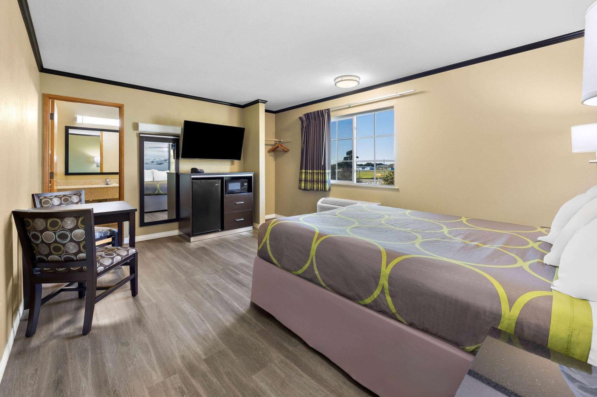 Super 8 By Wyndham Crescent City Bagian luar foto