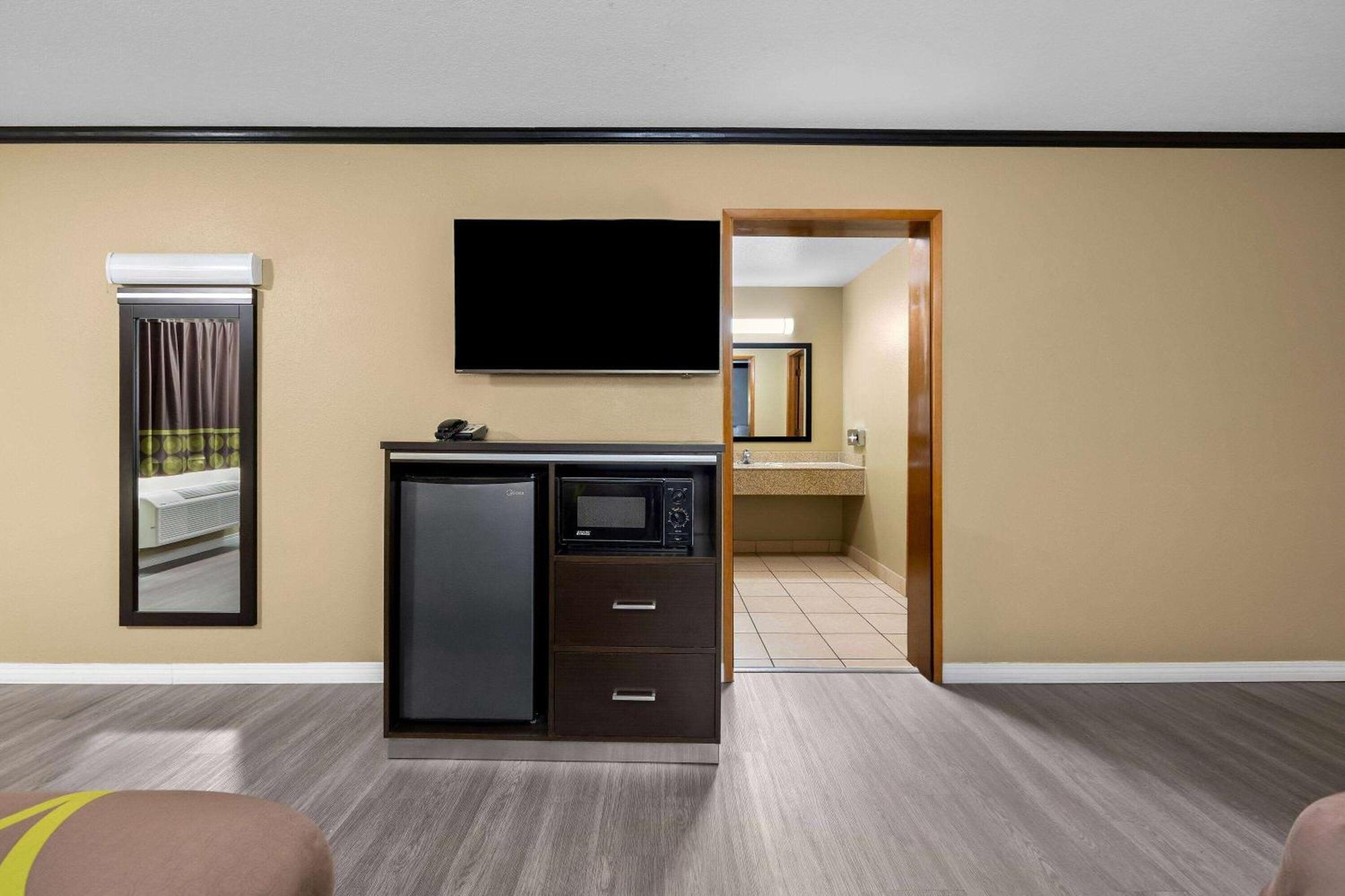 Super 8 By Wyndham Crescent City Bagian luar foto