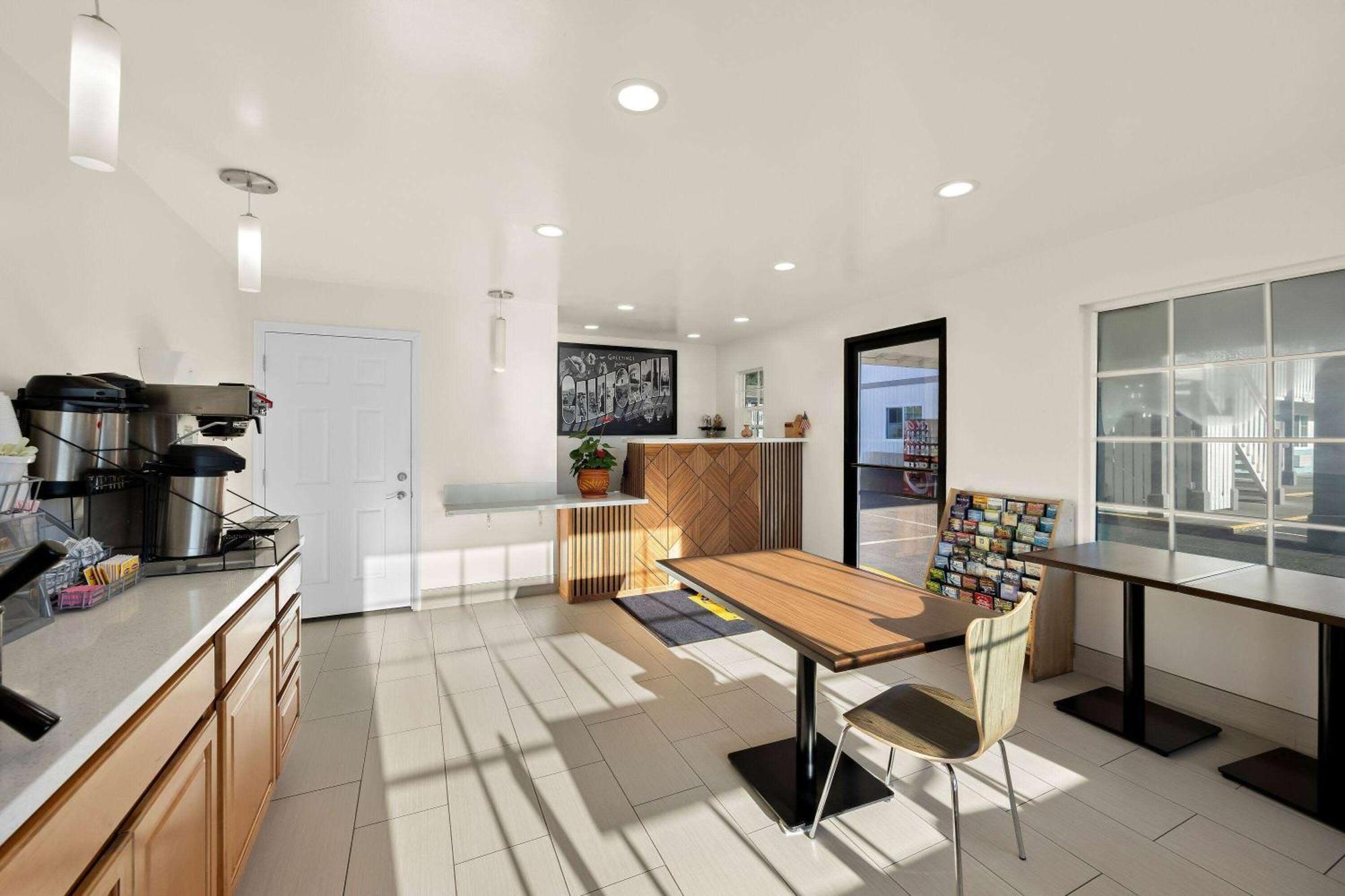 Super 8 By Wyndham Crescent City Bagian luar foto