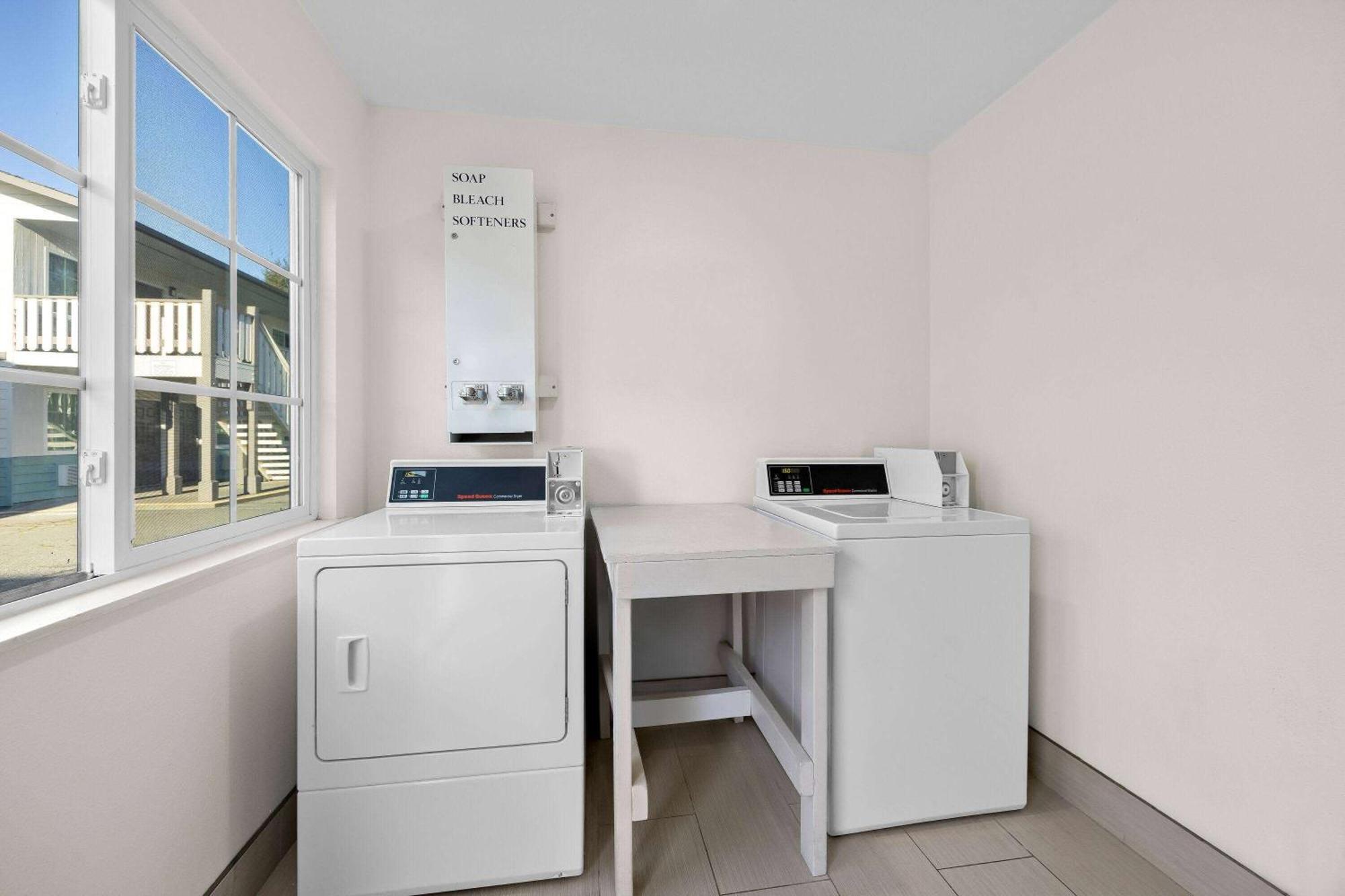 Super 8 By Wyndham Crescent City Bagian luar foto