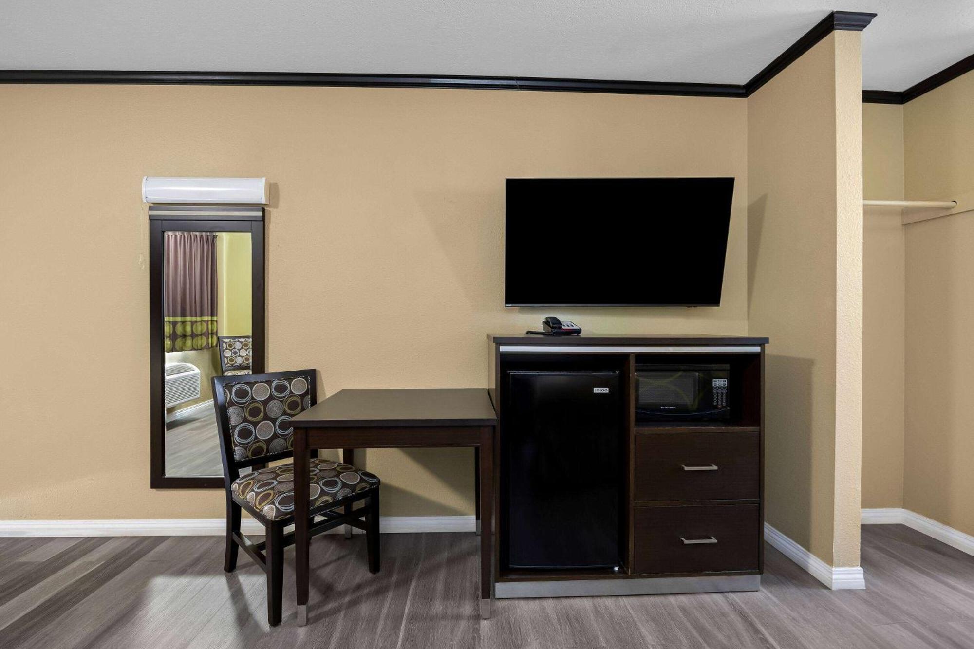 Super 8 By Wyndham Crescent City Bagian luar foto