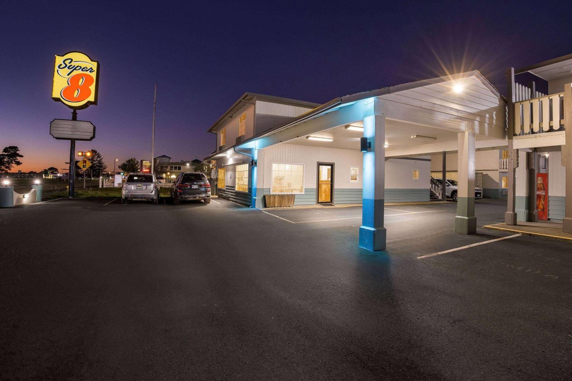 Super 8 By Wyndham Crescent City Bagian luar foto