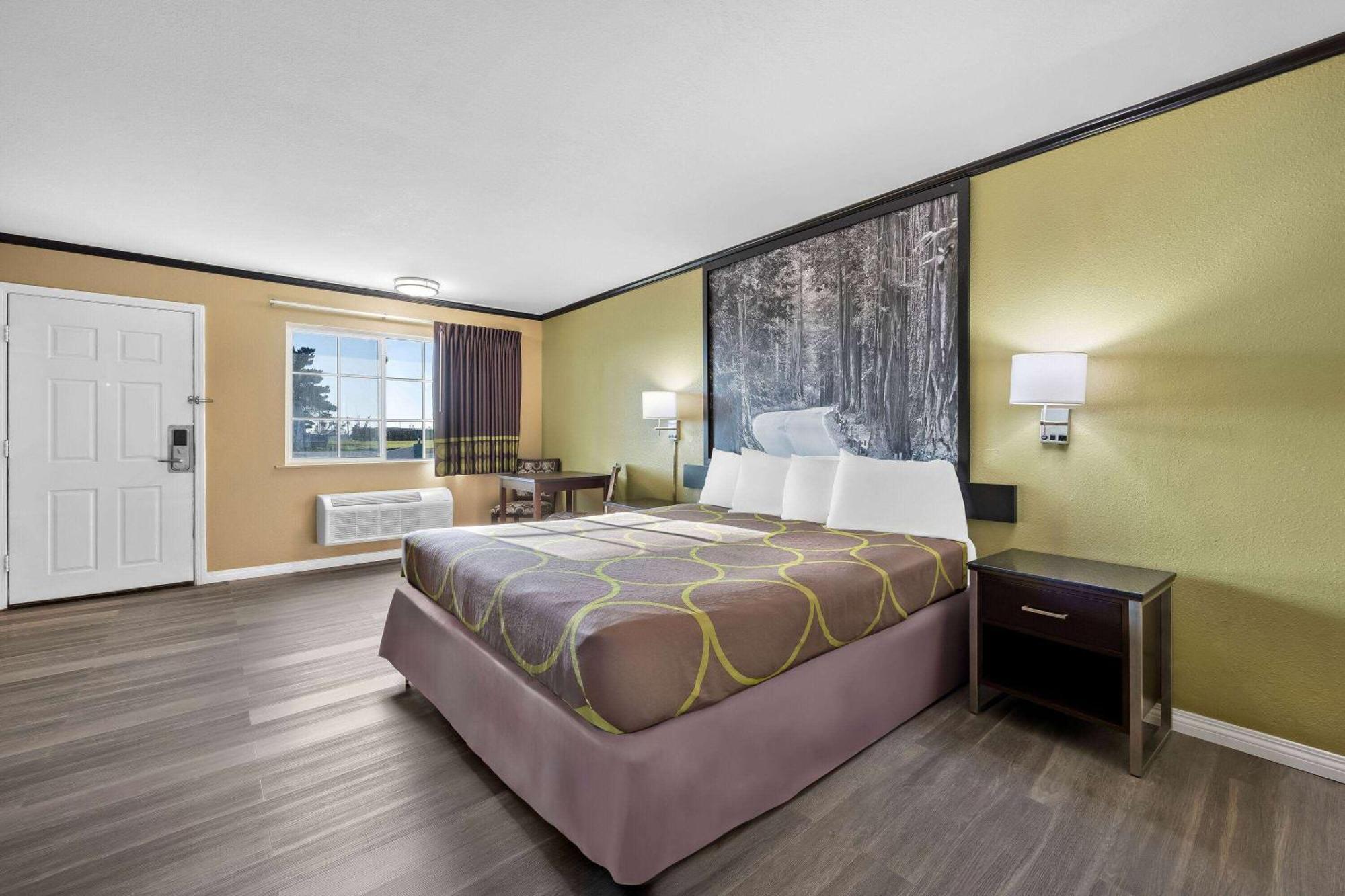 Super 8 By Wyndham Crescent City Bagian luar foto