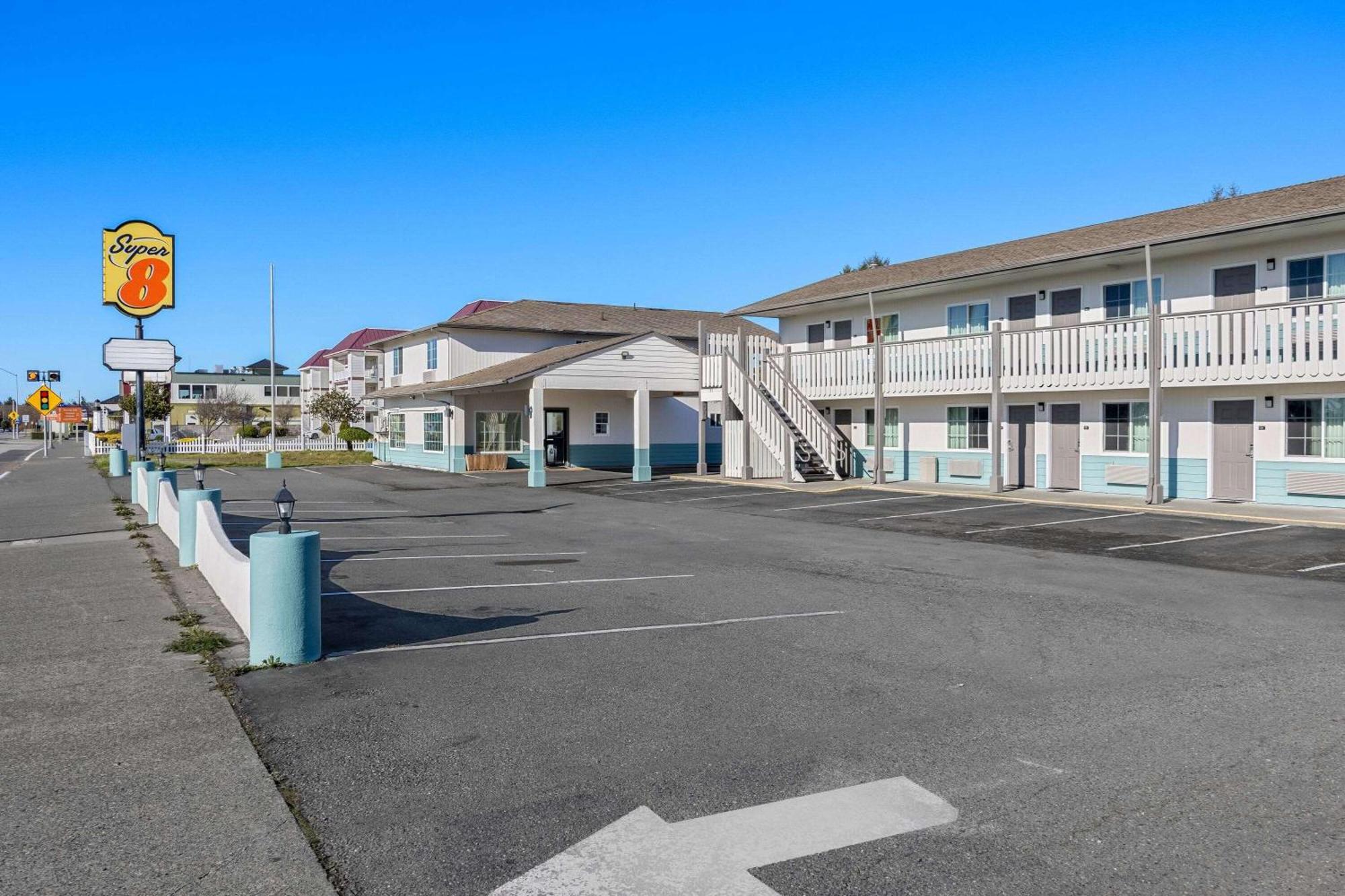 Super 8 By Wyndham Crescent City Bagian luar foto