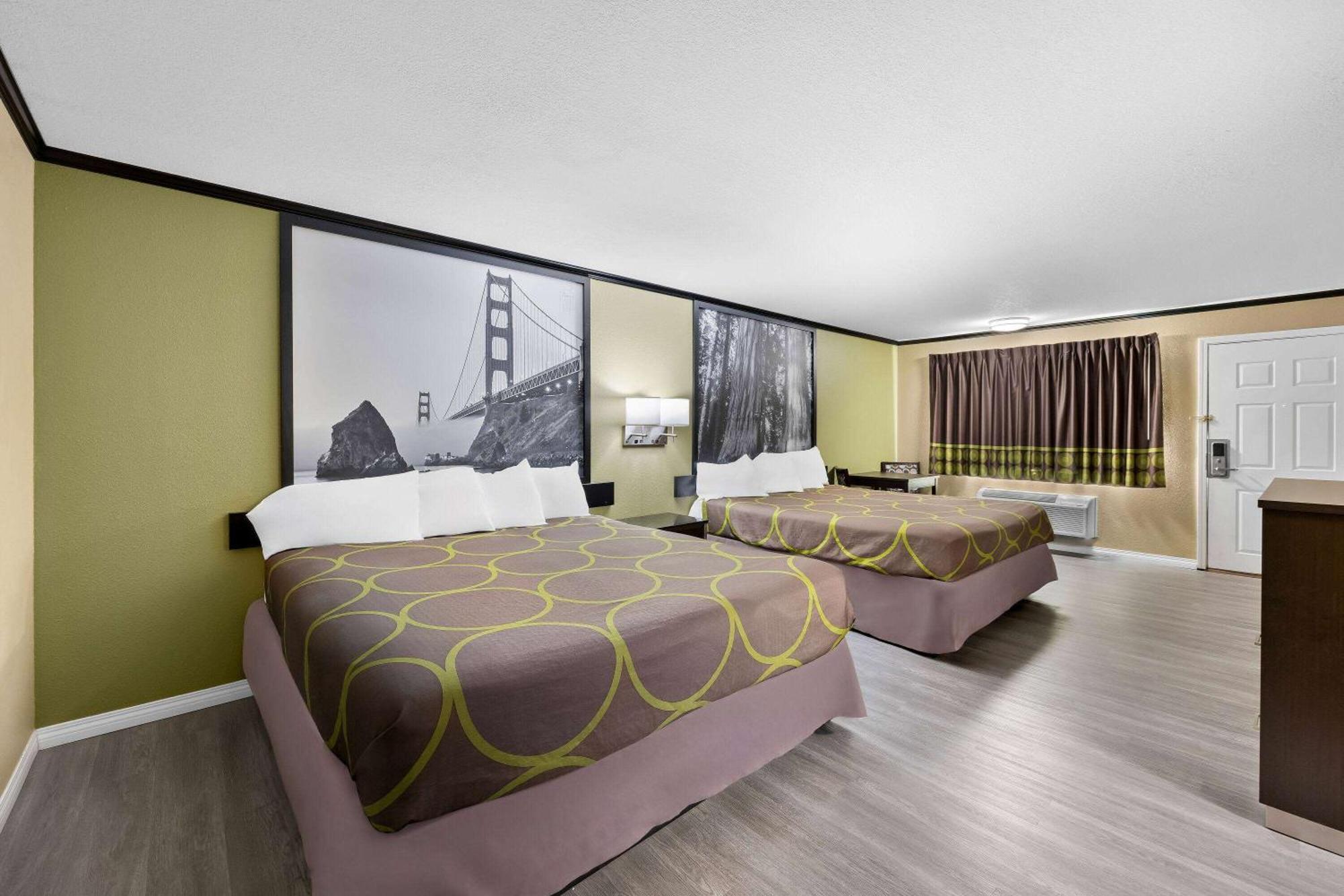 Super 8 By Wyndham Crescent City Bagian luar foto