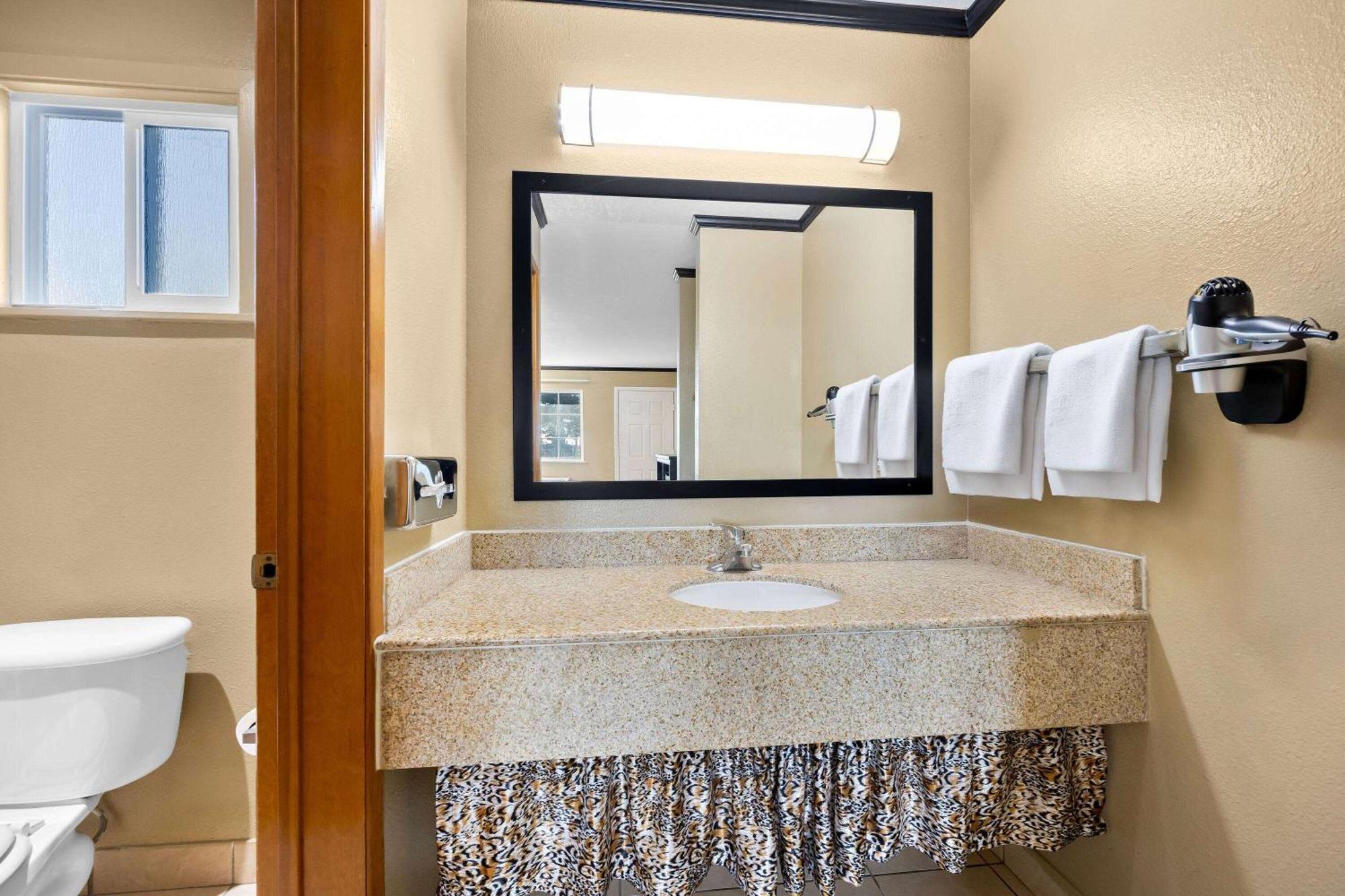 Super 8 By Wyndham Crescent City Bagian luar foto