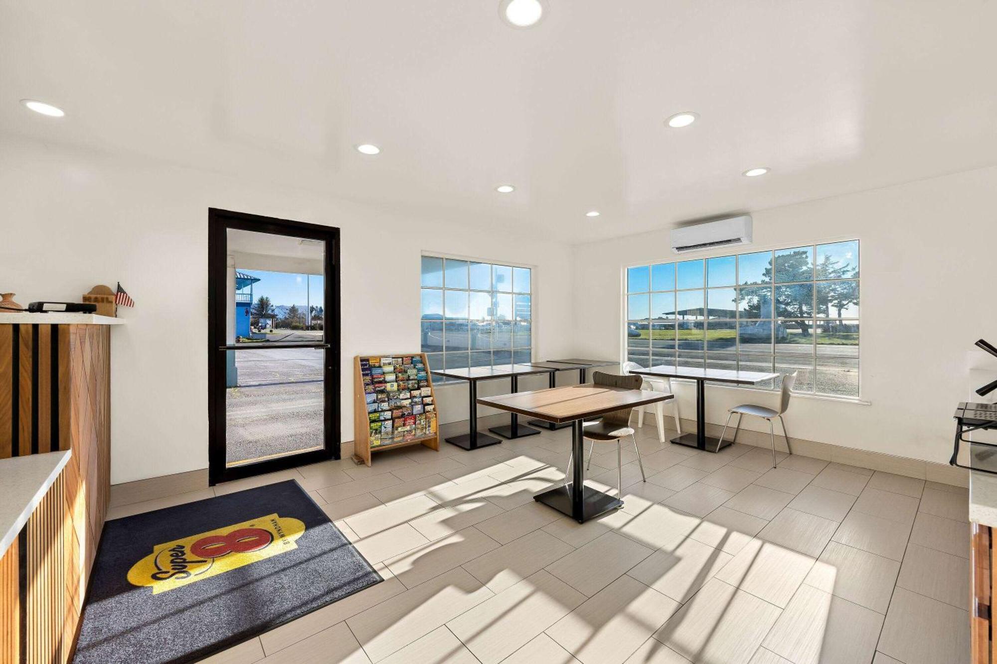 Super 8 By Wyndham Crescent City Bagian luar foto