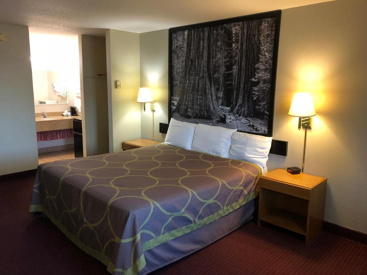 Super 8 By Wyndham Crescent City Bagian luar foto