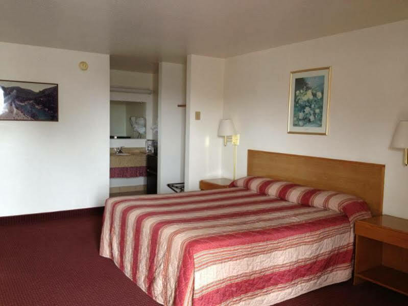 Super 8 By Wyndham Crescent City Bagian luar foto